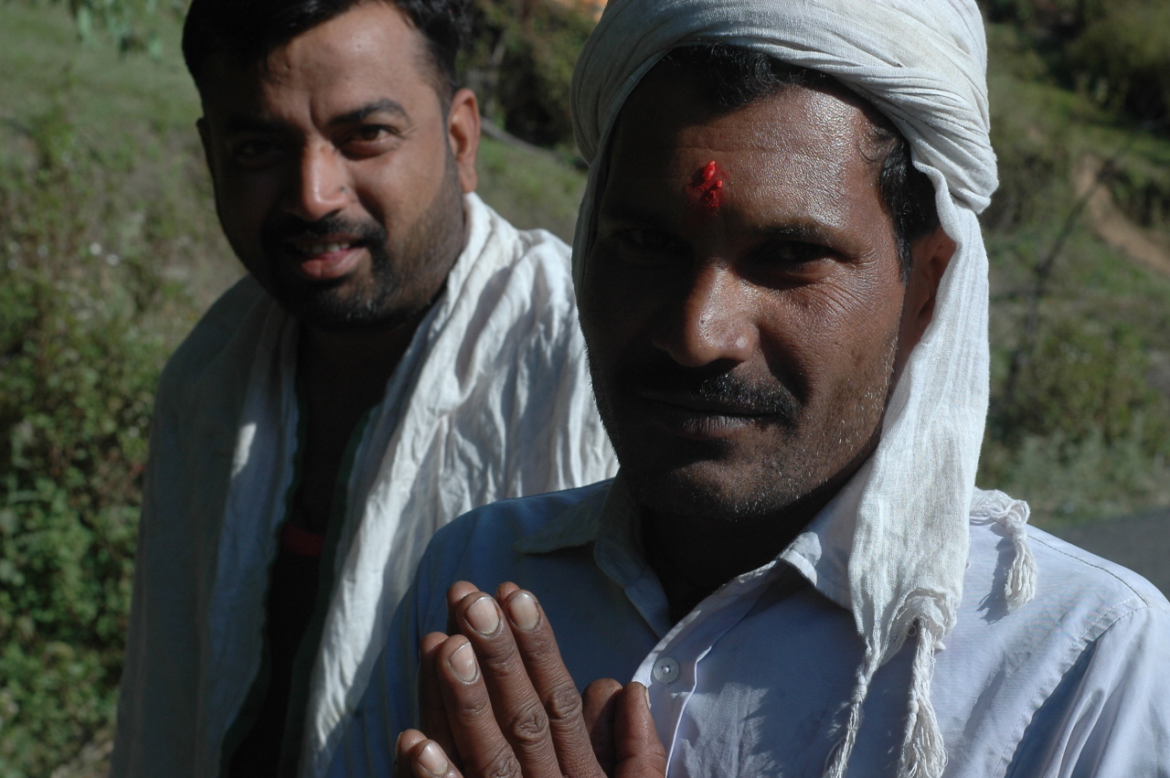 산책길에서 만난 힌두교인. 지하수 관정 작업을 하는 그는 이른 아침 길에 꽃을 뿌리고 신에게 경배를 올리고 있었다.