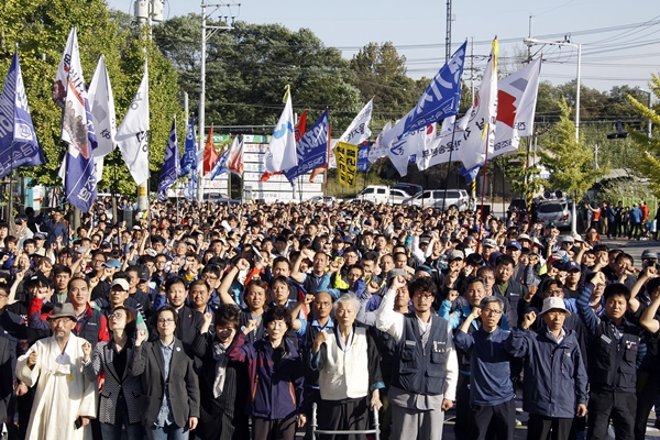 쌍용차 범국민대책위원회가 10월 3일 쌍용자동차 평택공장 앞에서 ‘쌍용차 투쟁 승리를 위한 범국민대회’를 열고 쌍용차 해고노동자 문제 해결을 위해 대통령이 나설 것을 촉구했다. 