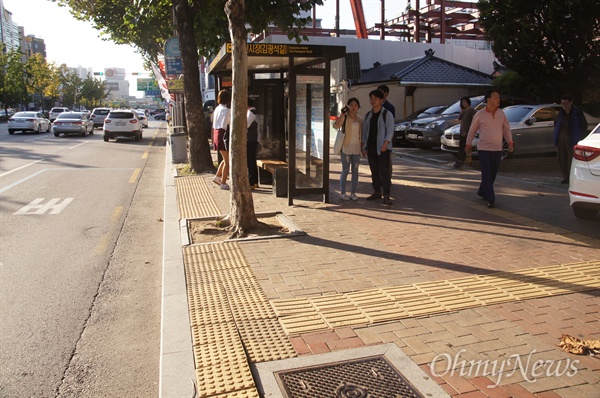 대구시 중구의 한 버스정류장에 설치된 시각장애인용 점자유도블록. 대구시 시내버스 정류장 3곳 중 1곳만 이처럼 점자블록이 설치되어 있다.