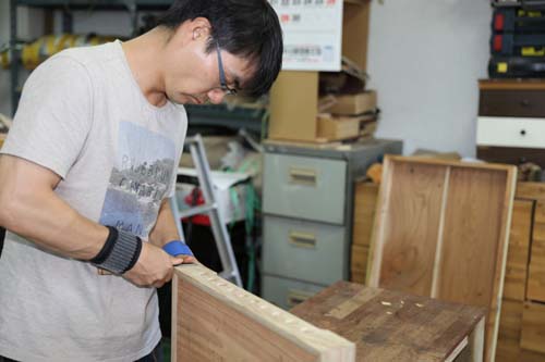 나주반을 전수받고 있는 김영민 씨가 작업실에서 천판을 다듬고 있다. 