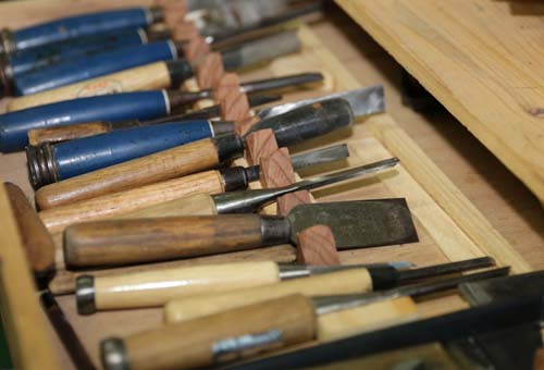 나주반을 만드는데 쓰이는 도구들. 톱과 대패, 칼을 주로 사용하는 수작업이 많아 작업도구들도 여러 종류다.