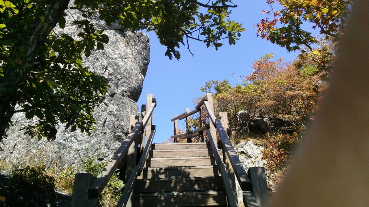 몇 년 전만 해도 백운산 정상은 오르기 힘들었습니다. 정상에 있는 큰 바위 오르려면 밧줄을 타고 아슬아슬하게 올라야 했기 때문입니다. 올해는 튼튼한 계단 밟고 정상에 오릅니다.