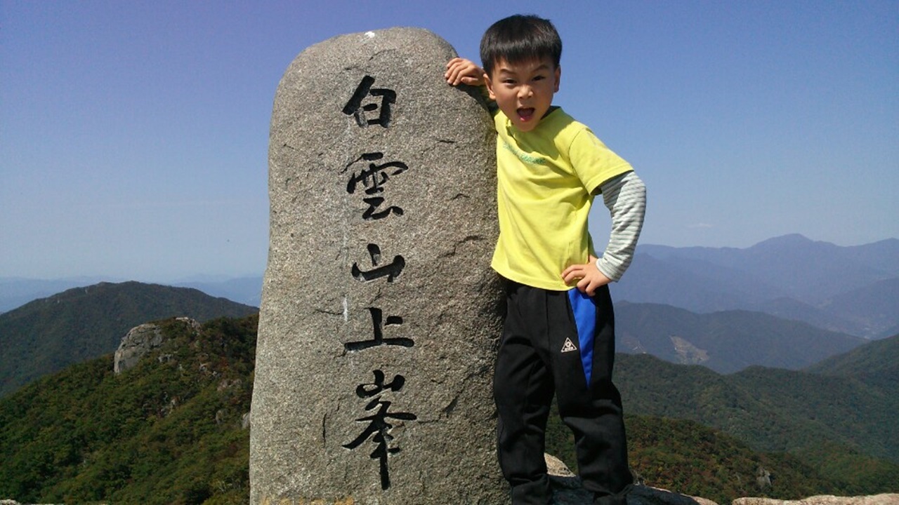 아름다운 광경을 보며 세 아들이 크게 심호흡을 합니다.