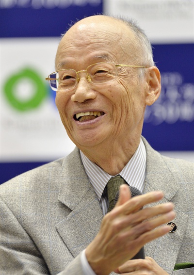 오무라 사토시(大村智·80) 일본 기타사토(北里)대 특별영예교수가 5일 노벨생리의학상 수상자로 결정된 직후 도쿄에서 기자회견을 하고 있다. 