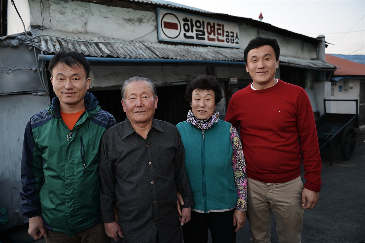 새색시 때부터 남편과 같은 일을 해온 이길윤씨가 말했다. “이날 평생 일해서, 이 집 하나 달랑 있는 거랑 애들 잘 키운 것 밖에 없어요. 그것이 보람이라면, 큰 보람이에요.”

