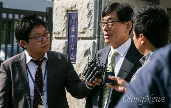 원세훈 전 국정원장이 지난 10월 6일 오후 경기도 의왕 서울구치소에서 수감된지 240일 만에 보석으로 풀려나 구치소를 빠져나오며 기자들의 질문에 답변하고 있다.