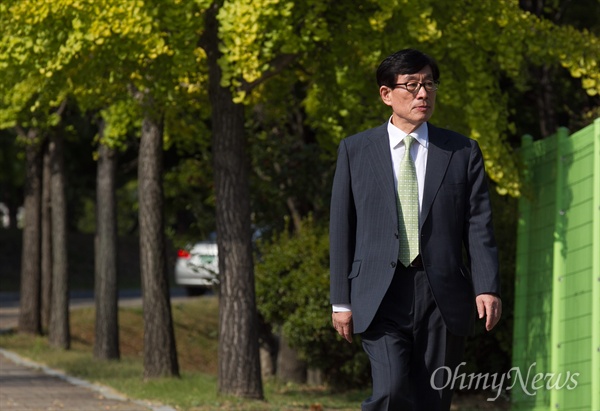  원세훈 전 국정원장이 지난해 10월 6일 오후 경기도 의왕 서울구치소에서 수감된 지 240일 만에 보석으로 풀려나 구치소를 나오고 있는 모습.