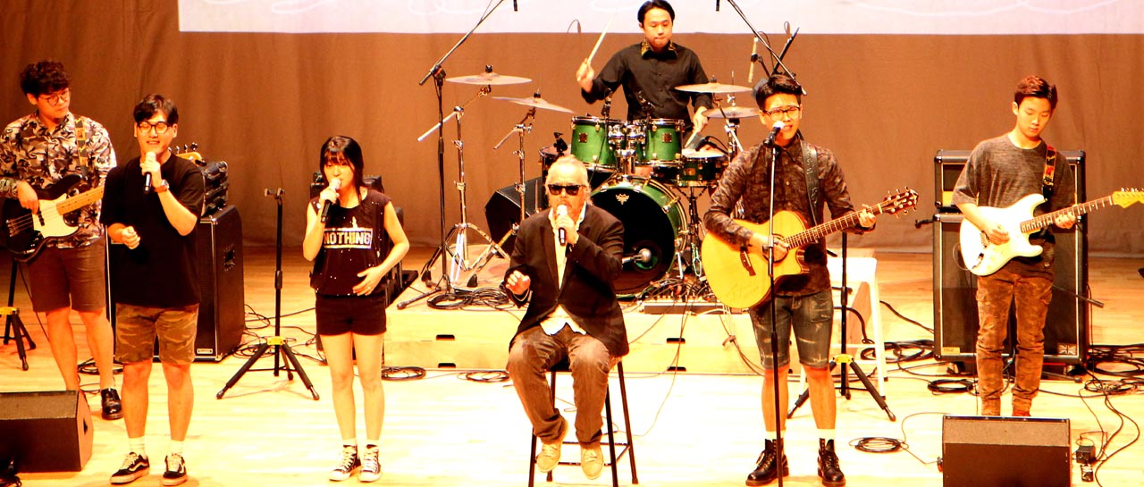 지난 7월 수원에서 열린 위기청소년 희망토크콘서트에서 MG밴드와 함께 노래하고 있는 가수 전인권.