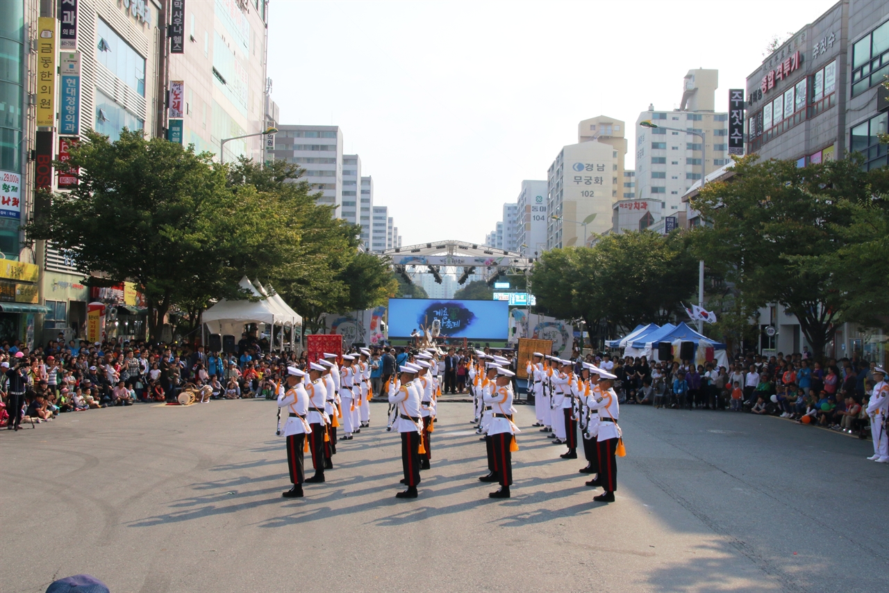 해군의장대 공연 엄사지역에서 