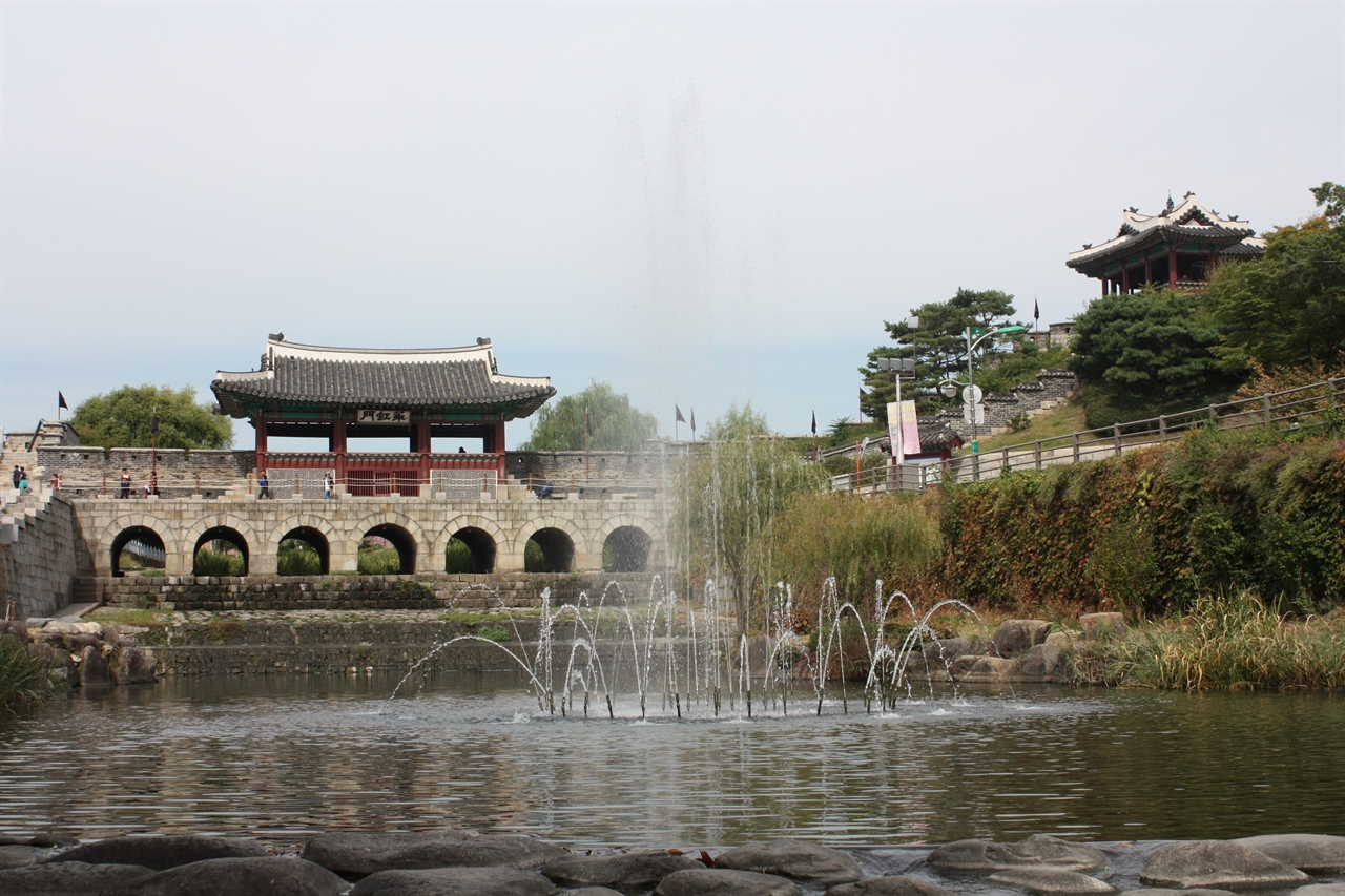 세계문화유산 수원화성의 북쪽 수문인 화홍문