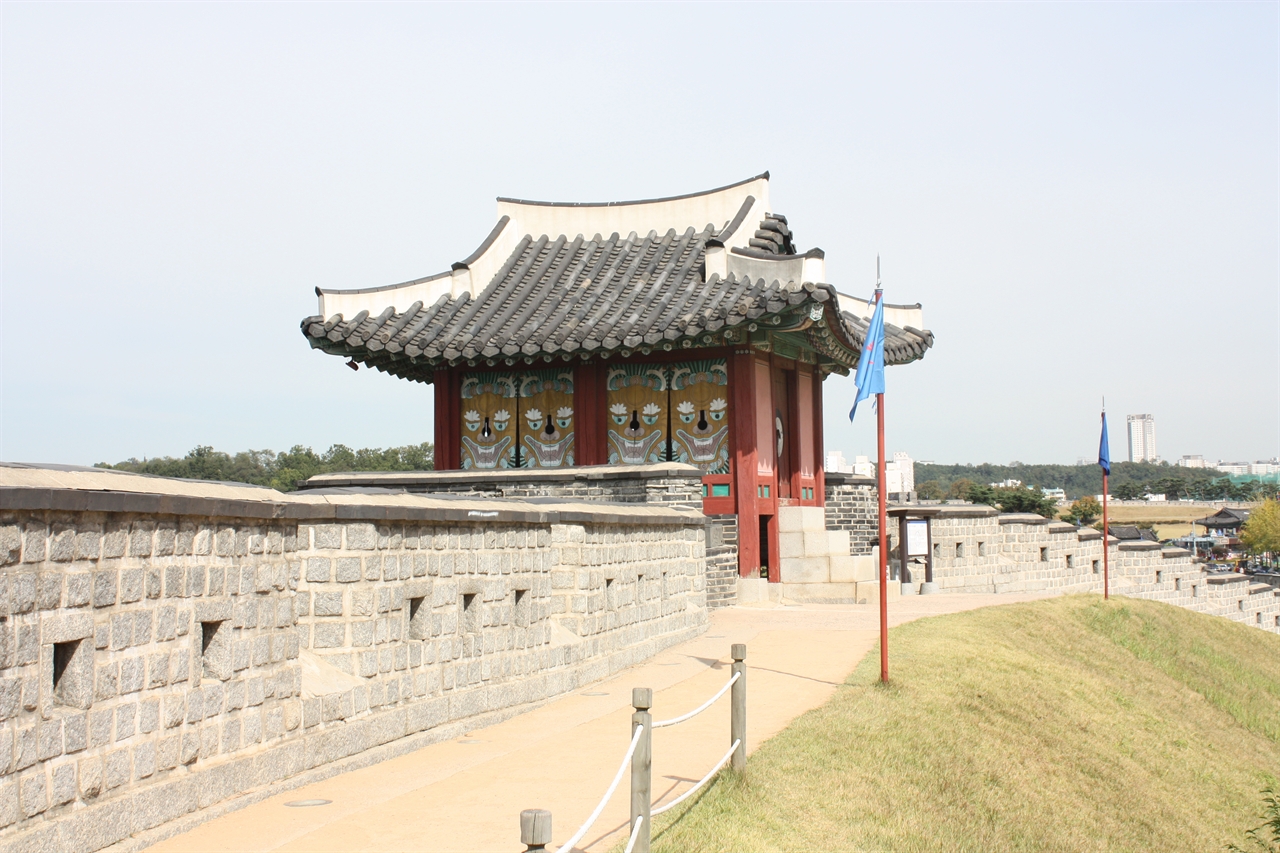 동북포루 방화수류정 동쪽 언덕에 있는 동북포루