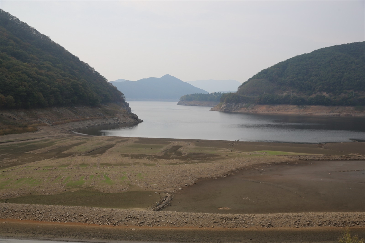 극심한 가뭄으로 바닥을 보이기 시작하는 보령댐
