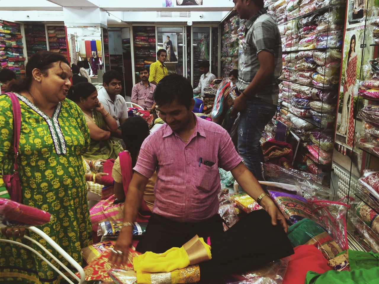 인도의 전통의상 사리(Sari)가게 풍경. 마치 한복 가게를 연상케한다. 우리는 1000루피에 (한화 17000원 정도) 아주 저렴한 가격으로 구입했다. 