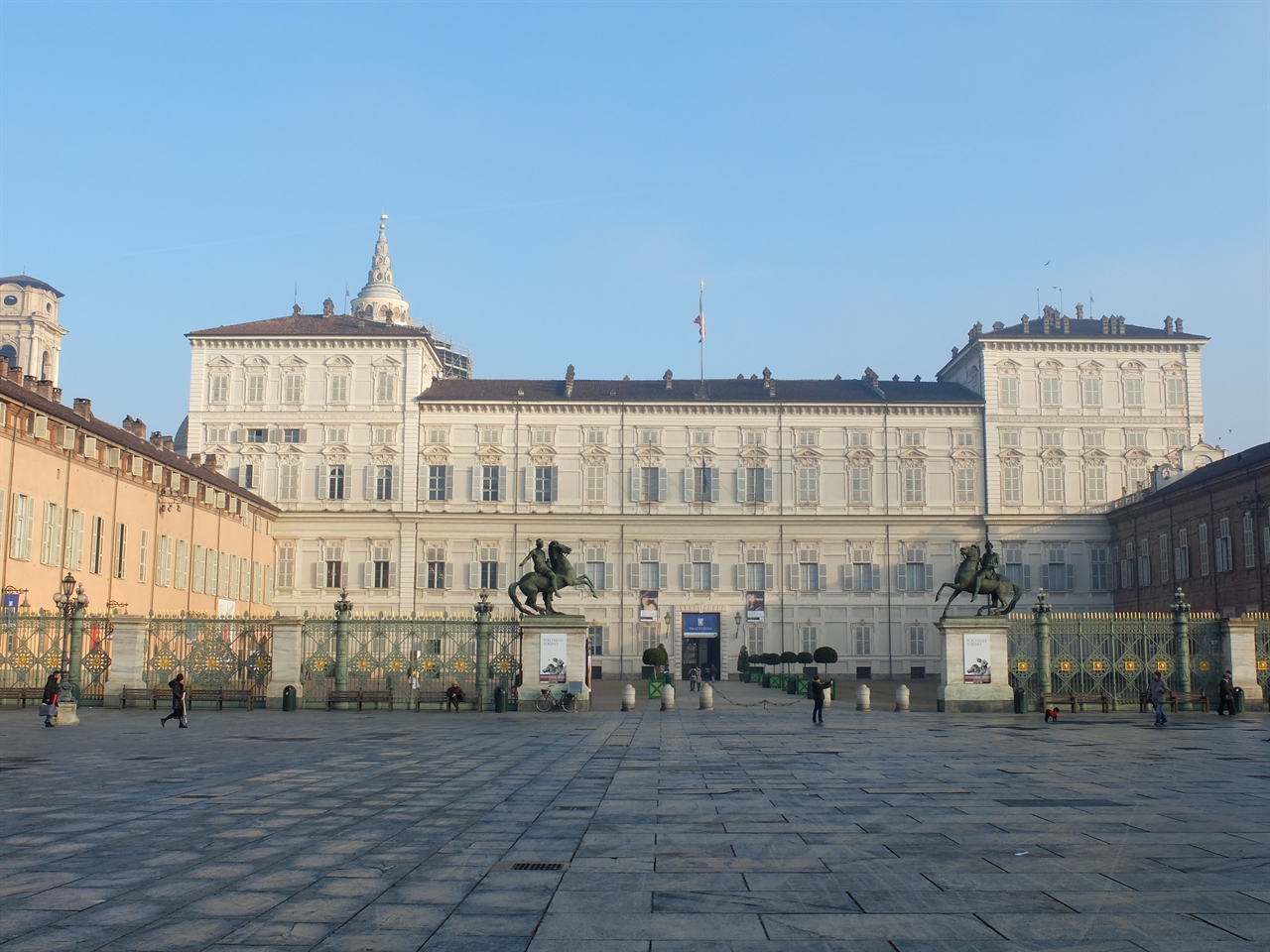 토리노 사보이 왕가의 왕궁이었던 '레알레 궁전'은 비토리오 엠마누엘레 2세가 통일 이탈리아를 선포한 역사의 현장이기도 합니다.