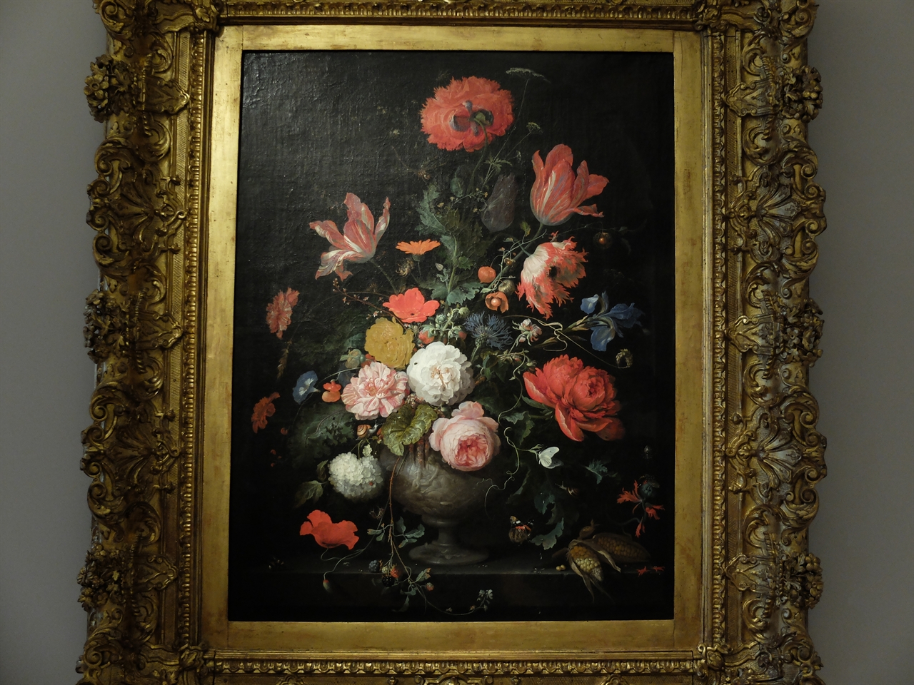 아브라함 미뇽, '꽃의 정물', 토리노 사바우다 미술관. 풍성하고 화려한 꽃들의 아름다움은 말할 것도 꽃잎 위에 앉은 작은 개미들까지 섬세하게 묘사했습니다.