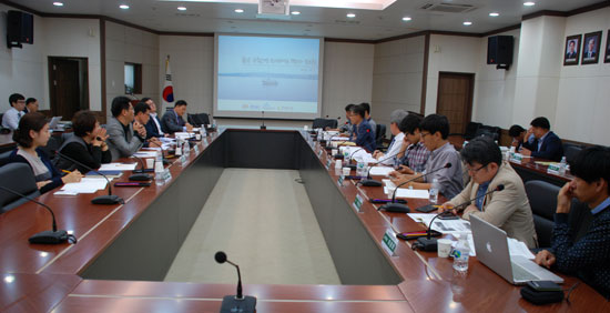 금강수환경 모니터링 평가 보고회가 8일 오후 2시부터 충남연구원과 외부전문가·NGO 등이 참석한 가운데 충남연구원에서 열리고 있다. 