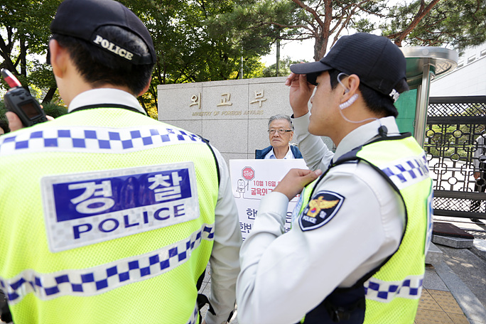 외교부 앞 1인 시위는 경찰이 촬영을 방해하는 등 마찰을 빚기도 했다. 