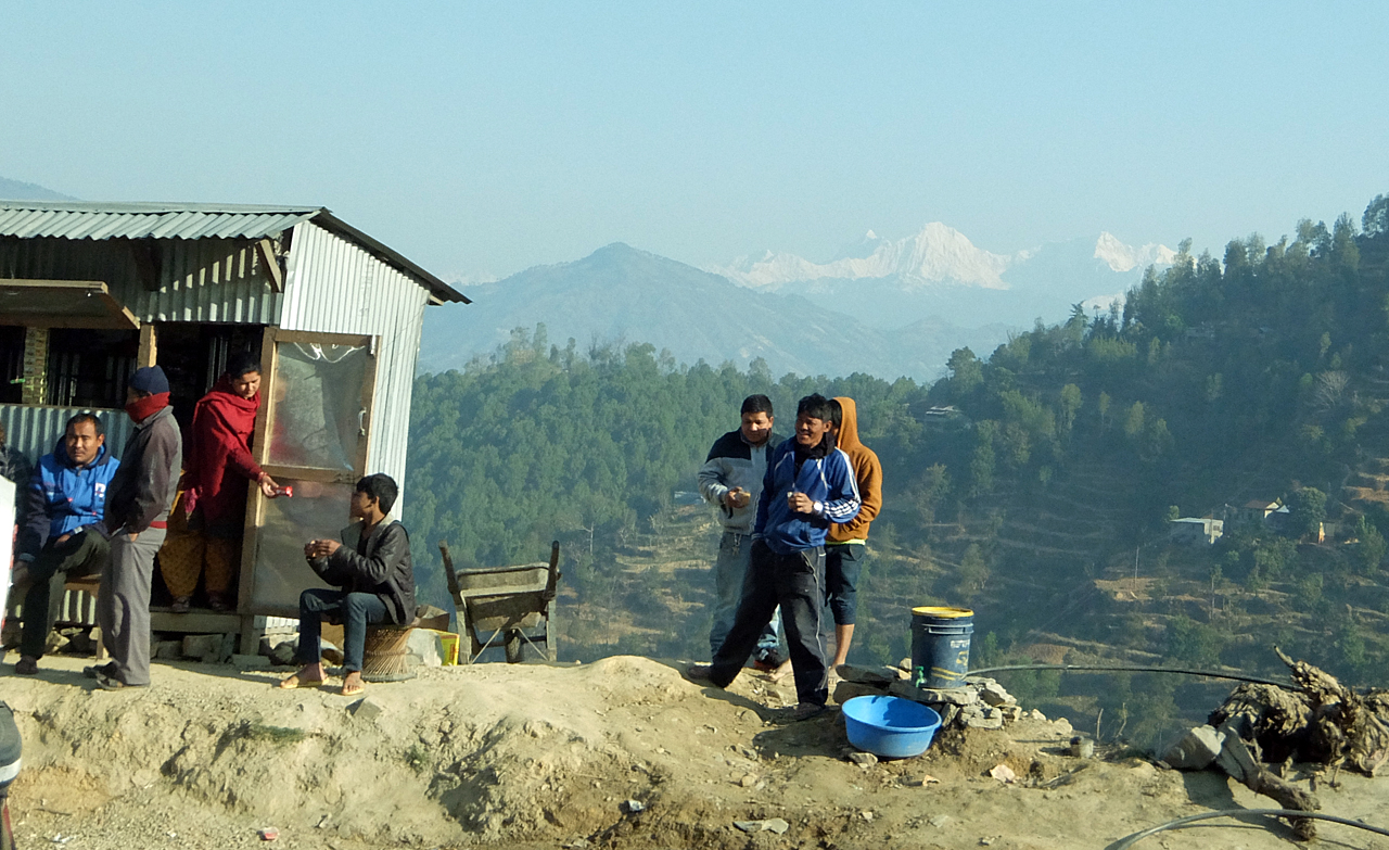 카트만두에서 포카라 가는 길 풍경. 슬레이트로 만들어진 가게 앞에서 네팔 사람들이 즐거운 한때를 보내고 있다.