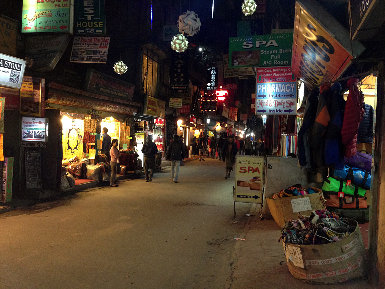 네팔 카트만두 타멜 거리의 밤 풍경. 여행객을 위한 가게와 숙소, 식당 등이 밀집해있다.