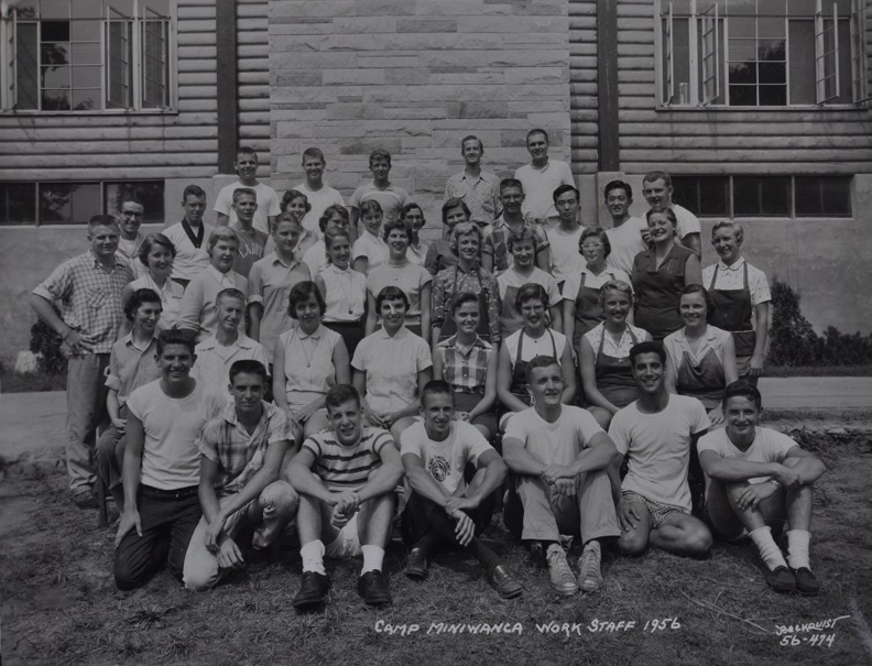 1956년 캠프 미니왕카의 스태프들과 함께. 나는 매년 여름이면 그곳에 가서 아르바이트일을 했다. 뒤에서 두번째줄 오른쪽에서 두번째가 한도원