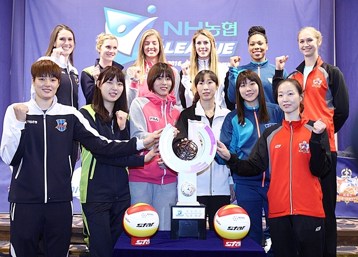 우승하고 싶어요! 여자부 미디어데이(2015.10.05)에 팀 대표로 나온 선수들과 각 팀의 외국인 선수들
