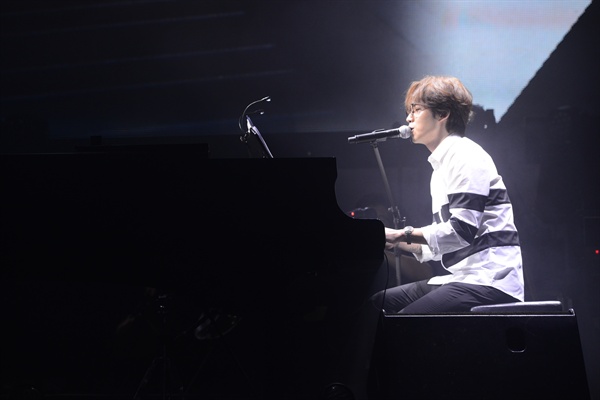  9일 오후 서울 올림픽공원 올림픽홀에서 열린 콘서트에서 피아노치며 노래하는 SG워너비 이석훈 