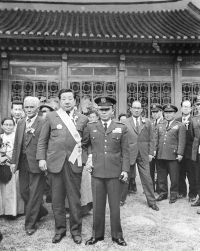 1962년 3월 1일, 3.1운동 유공자 유가족 만찬회에 앞서 김두한씨와 기념촬영을 한 박정희 의장.