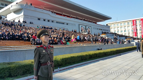 10일 김일성 광장에서 조선노동당 창건 70년 기념 열병식이 열렸다. 오후 3시께, 관중들이 입장하고 있다. 