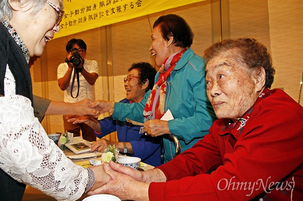  행사에 참석한 김성주·이동연·양금덕(오른쪽부터) 할머니가 전부터 안면이 있던 일본인들과 만나 반갑게 인사하고 있다.