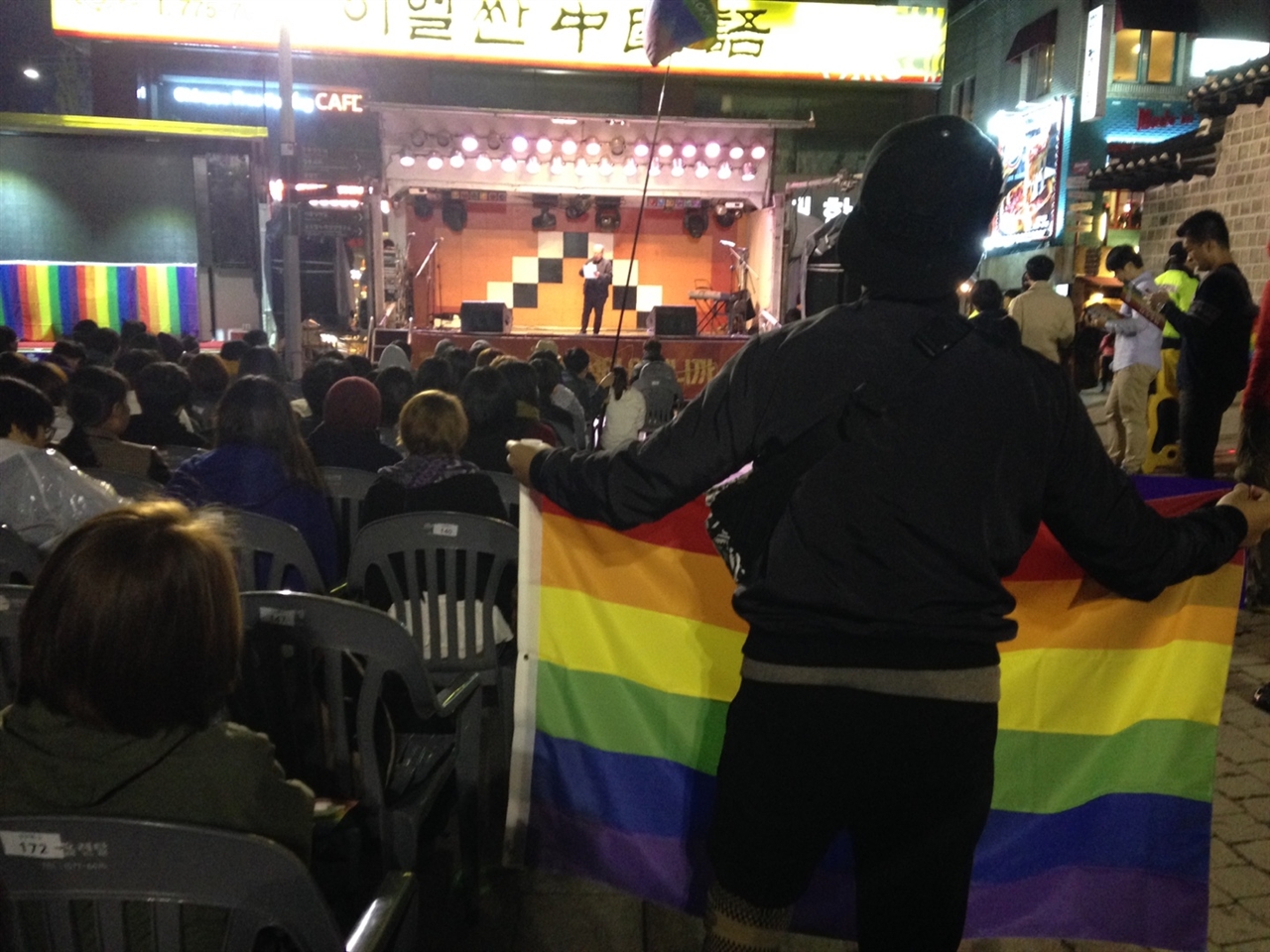 10일 열린 여성성소수자 궐기대회에서 한 참석자가 성소수자를 상징하는 무지개 깃발을 들고 있다. 