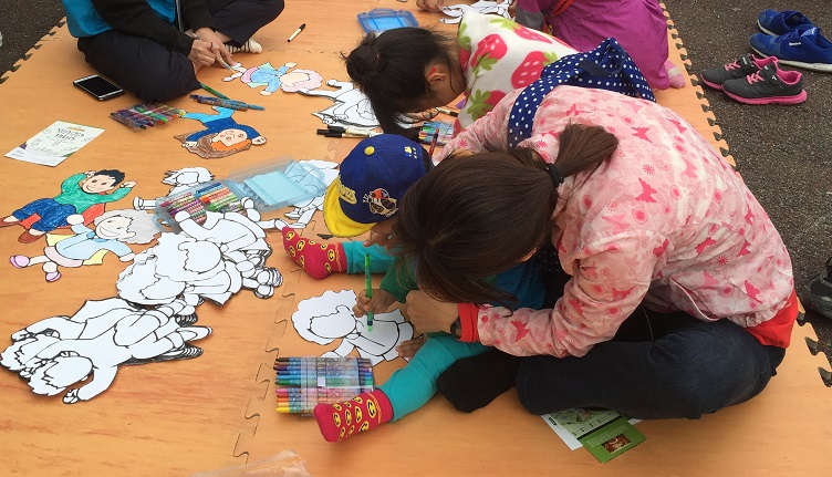 한반도 평화마을 만들기 부스에서 그림에 색칠하고 있는 어린이들.