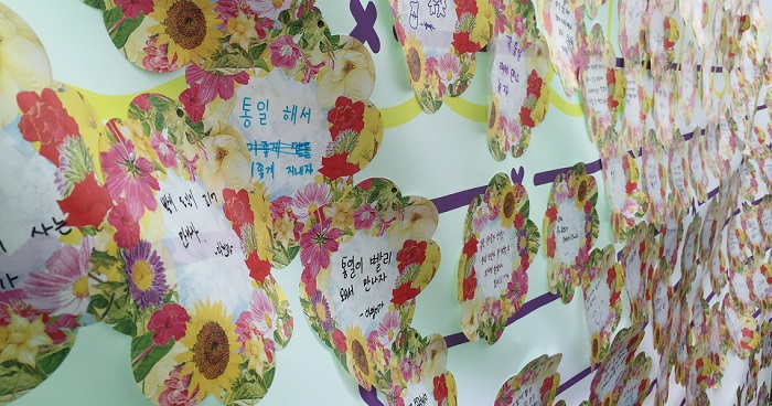 평화축제에 참가한 사람들은 북한 어린이들에게 하고 싶은 말을 편지로 남기기도 했다.