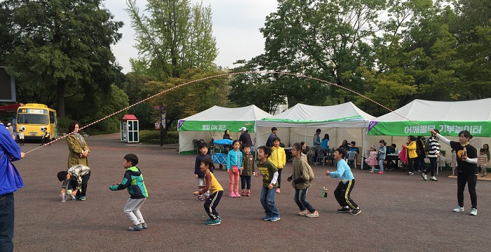 참가자들은 북한 어린이들도 즐겨 하는 전래놀이를 체험할 수 있었다.