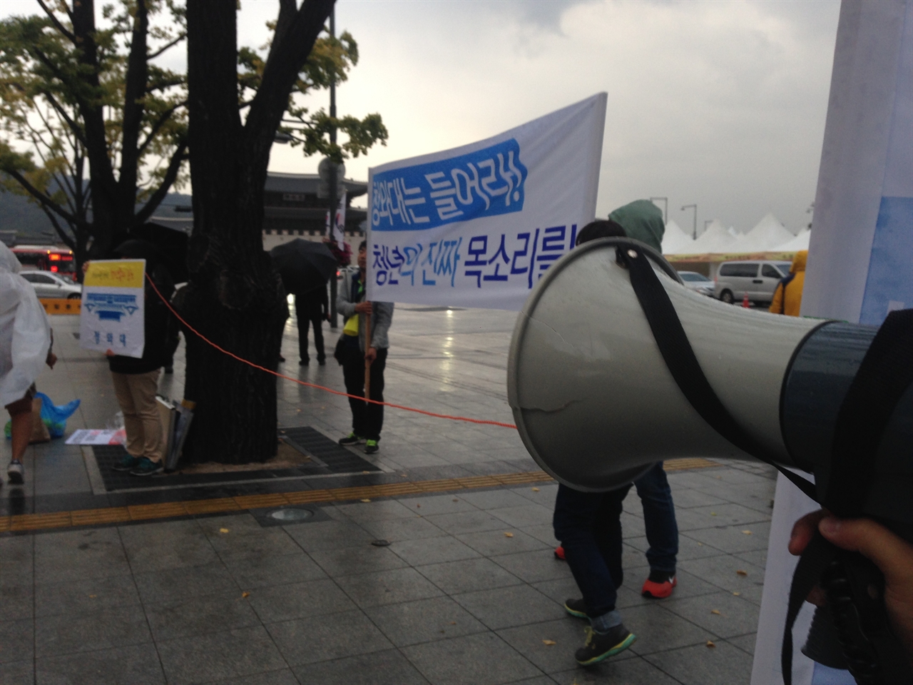 서울지역 청년학생들이 준비한 퍼포먼스. 확성기와 청와대 피켓에 줄을 연결해 청년학생들의 외침을 담는다.