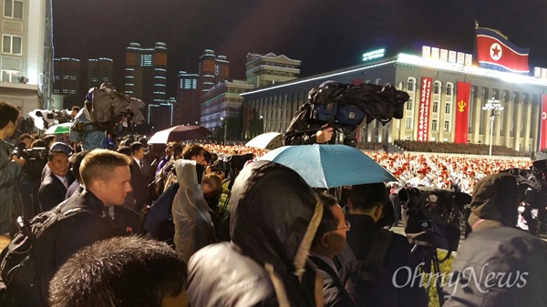 10일 횃불행진 당시 평양에는 비가 내렸다. 횃불행진 참가자와 관람객 그리고 외신기자들 모두 비를 맞으면서 행사를 지켜봤다.