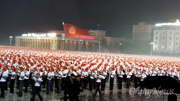 지난 10일 오후 8시부터 2시간가량 평양 김일성 광장에서 조선노동당 창건 70년 기념 횃불행진이 열렸다. 