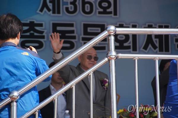 전두환 전 대통령이 11일 오전 대구공고에서 열린 동문 체육대회에 참석해 손을 흔들고 있다.