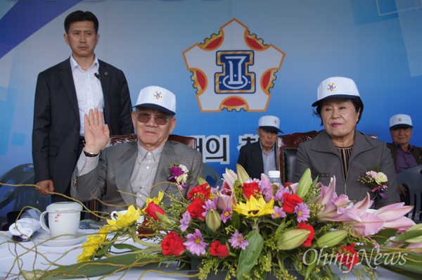 전두환 전 대통령이 부인 이순자씨와 함께 11일 오전 대구공고 총동문회 체육대회를 찾아 단상에 마련된 의자에 앉아 손을 흔들고 있다.