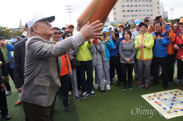  11일 오전 대구공고 총동문회 체육대회를 찾은 전두환 전 대통령이 윷을 던지고 있다.