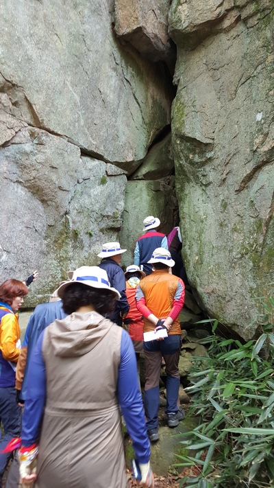 의상토굴 신라 고승인 의상이 수도했다고 전하는 의상토굴이다. 굴이 좁아 20 명정도 들어갈 수 있다. 굴안에 들어서니 막걸리와 촛불이 보인다. 누군가 다녀간 흔적이다.