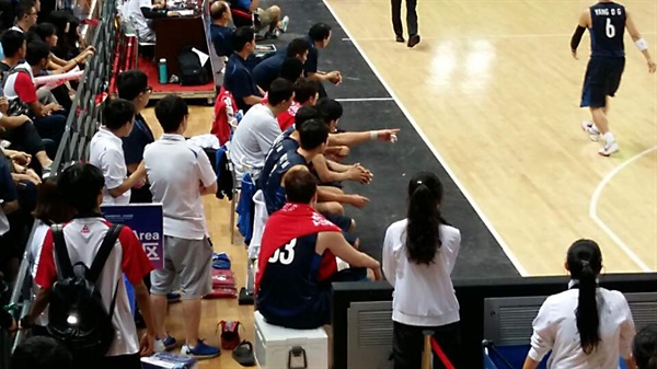발목 부상 이승현 이승현(오리온스)이 지난 1일 중국 후난성 창사에서 열린 제28회 국제농구연맹(FIBA) 아시아선수권대회 8강 이란전에서 발목부상을 당한 후 벤치에서 남은 경기를 지켜보고 있다.