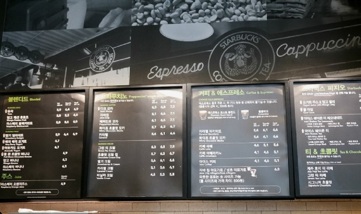 커피&에스프레소 메뉴판 아래 숏 사이즈에 대한 정보가 한줄로 적혀있다.
