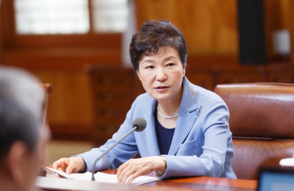 박근혜 대통령이 5일 오전 청와대에서 수석비서관회의를 주재하고 있다.