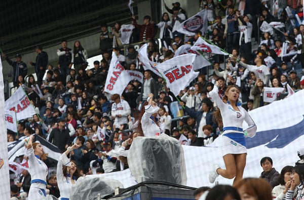 열띤 응원 펼치는 두산 관중 지난 11일 오후 서울 잠실야구장에서 열린 프로야구 2015 포스트시즌 준플레이오프(준PO) 2차전 두산 베어스 대 넥센 히어로즈 경기. 두산 응원석 관중이 열띤 응원을 펼치고 있다.