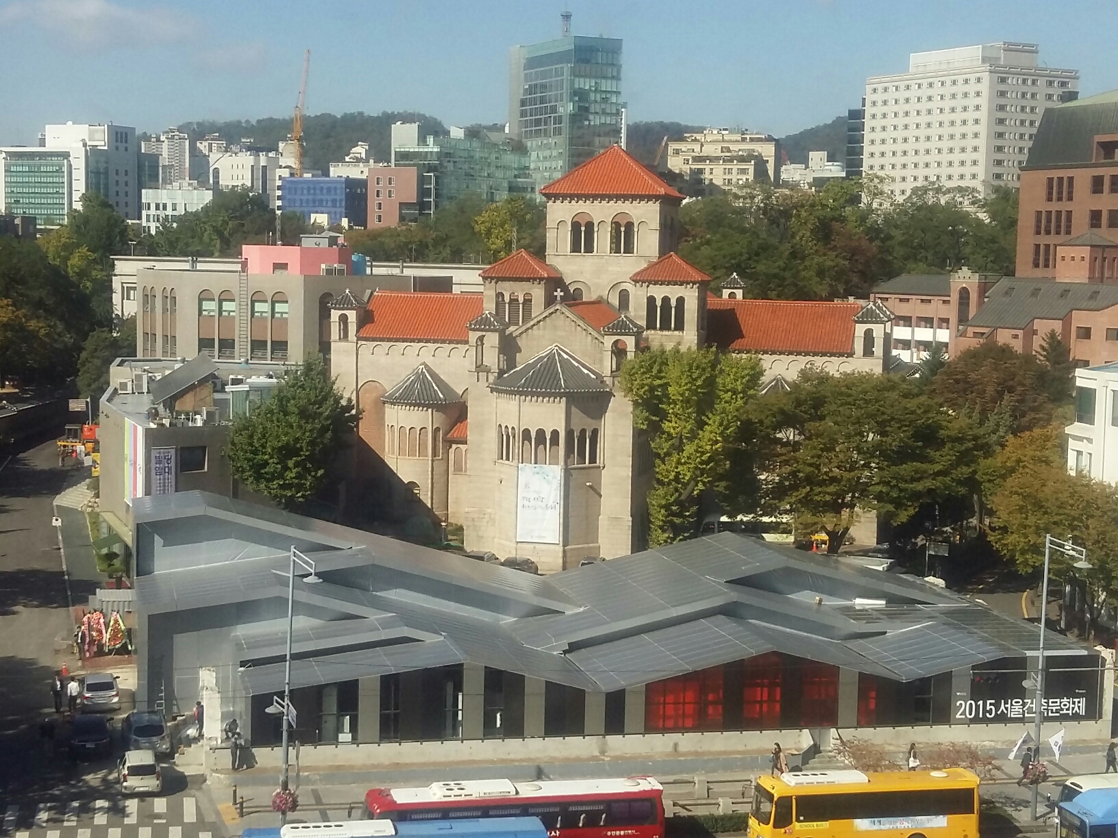 서울 건축 문화제 행사를 위해 지어진 임시 전시장이 성공회 서울 대성당의 모습을 막아서고 있다. 