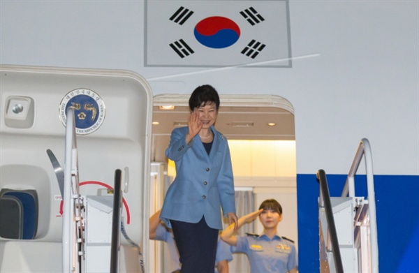 박근혜 대통령이 지난 9월 28일(현지시간) 오후 미국 뉴욕 존에프케네디 공항에서 전용기에 탑승하며 손을 흔들고 있다