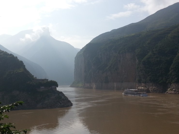 예로부터 경치가 아름다워서 중국인들이 죽기 전에 꼭 가보고 싶어한다는 양쯔강 삼협. 중국 돈 10위안짜리 뒷면에는 위의 풍경이 그려져 있다.