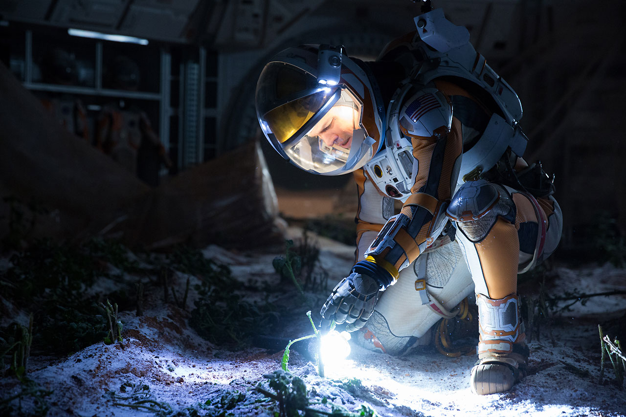  영화 <마션>의 한 장면. 화성의 척박한 땅에서 감자를 키우면서 마크 와트니는 생존하려고 애쓴다.