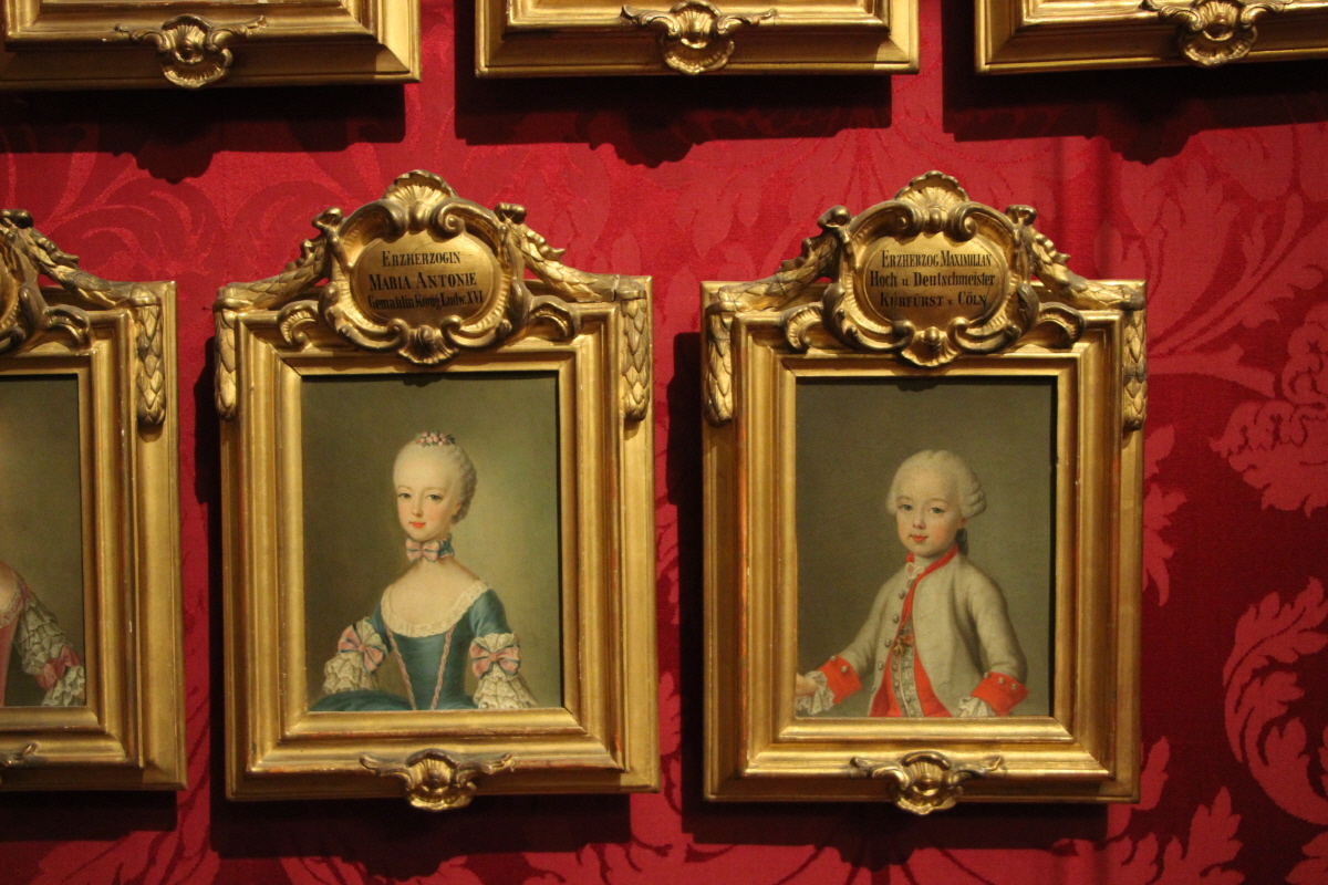 마리 앙투아네트의 초상(왼쪽)