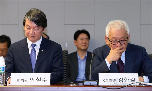 새정치민주연합 안철수 김한길 전 공동대표가 지난 12일 오전 국회 의원회관에서 민집모, 콩나물모임 주최로 열린 '새정치민주연합, 뭐가 문제인가' 토론회에 나란히 참석하고 있다.